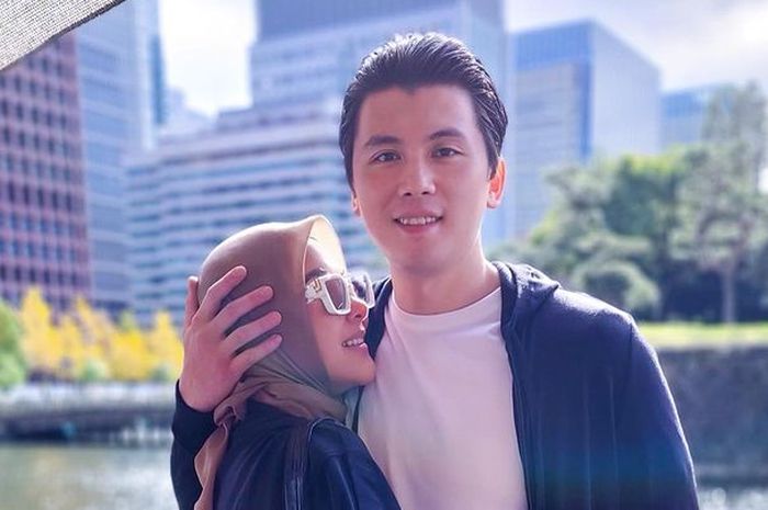 Tepis Kabar Perceraian, Syahrini Unggah Foto Mesra dengan Reino Barack