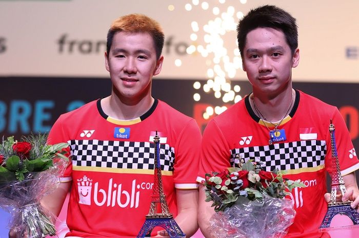 Ekspresi Marcus Gideon (kiri) dan Kevin Sanjaya (kanan) saat menjadi juara French Open 2019, Minggu (27/10/2019)