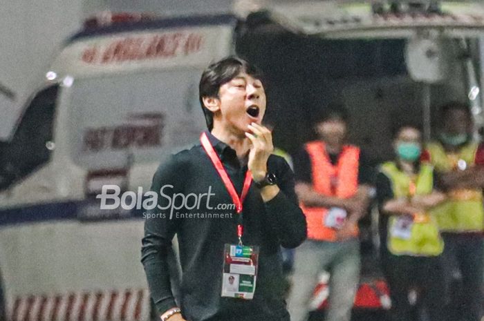 Pelatih timnas Indonesia, Shin Tae-yong, nampak sedang memberikan intruksi kepada para pemainnya di Stadion Pakansari, Bogor, Jawa Barat, 27 September 2022.