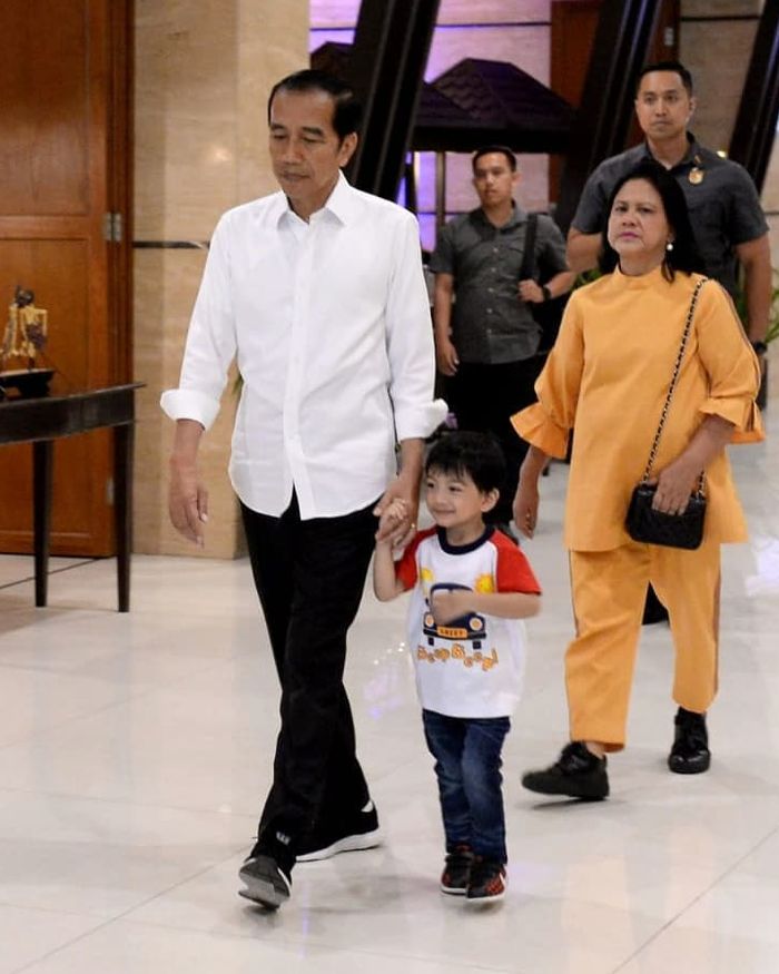 Lihat Potret Gaul Ibu Negara Iriana Jokowi dengan Busana Oranye dan Sneakers Jadi Sorotan, Stylish Abis!