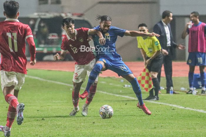 Bek sayap kiri timnas Indonesia, Pratama Arhan (kiri), sedang berebut bola dengan salah satu pemain timnas Curacao saat bertanding di Stadion Pakansari, Bogor, Jawa Barat, 27 September 2022.