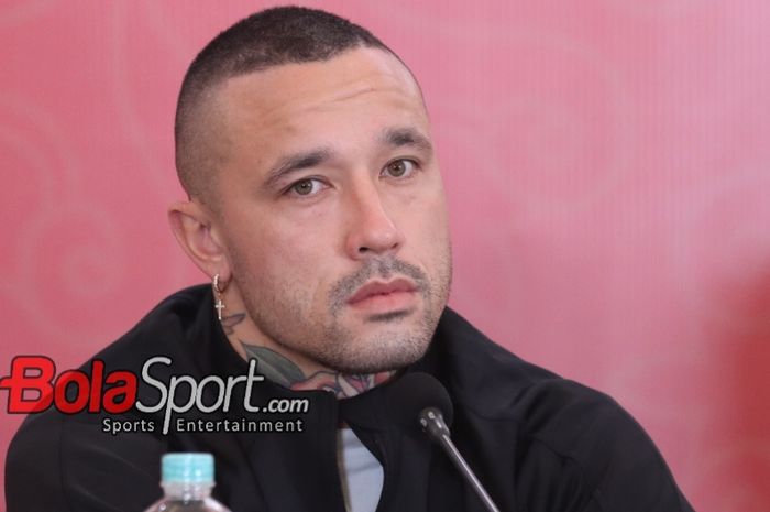 Figur pesepak bola keturunan Indonesia-Belgia, Radja Nainggolan, saat hadir dalam sesi jumpa pers di kawasan Senayan, Jakarta, Rabu (8/11/2023).