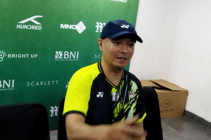 Pelatih tunggal putra Malaysia, Hendrawan, saat menjawab pertanyaan media di sela-sela penyelenggaraan turnamen Bright Up Cup 2022 di Tennis Indoor, Senayan, Jakarta, Kamis (10/11/2022).