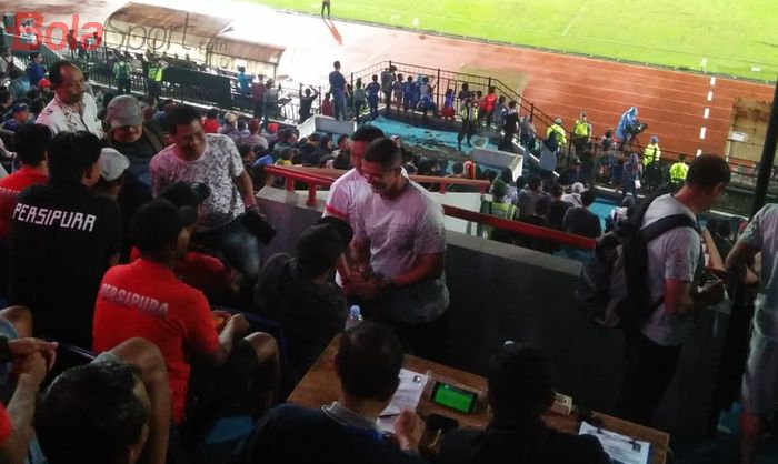 Momen saat pelatih Kalteng Putra, Gomes de Oliviera, berada di tribune vip Stadion Moch. Soebroto pada Rabu (6/3/2019) malam.