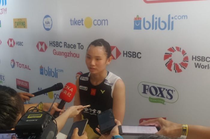 Pebulu tangkis tunggal putri Taiwan, Tai Tzu Ying, menjawab pertanyaan awak media di area mixed zone setelah tersingkir dari babak semifinal Indonesia Open 2019.