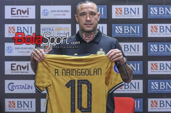 Pemain baru Bhayangkara FC, Radja Nainggolan sedang menunjukkan nomor punggungnya di Media Center Stadion Utama Gelora Bung Karno, Senayan, Jakarta, Senin (4/12/2023) malam.