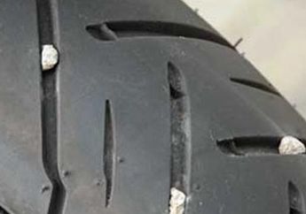Sering Nggak Dianggap, Kerikil Nempel di Ban Motor Bisa Picu Bahaya