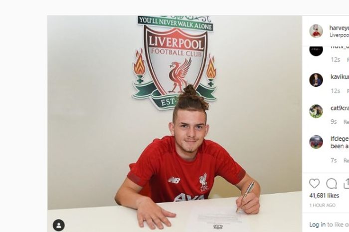 Harvey Elliott ketika menandatangani kontraknya bersama Liverpool