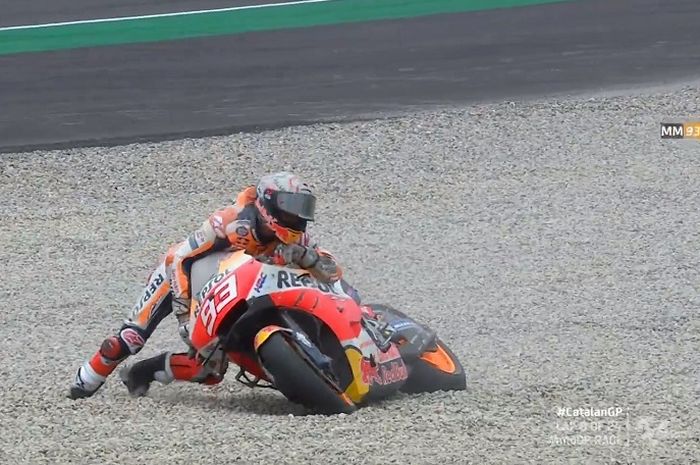 Marc Marquez saat terjatuh di MotoGP Catalunya 2021.