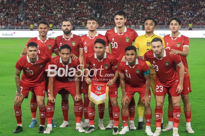 Skuad Timnas Indonesia berfoto menjelang FIFA Days kontra Argentina di Stadion Utama Gelora Bung Karno, Jakarta, Senin (19/6/2023) malam.