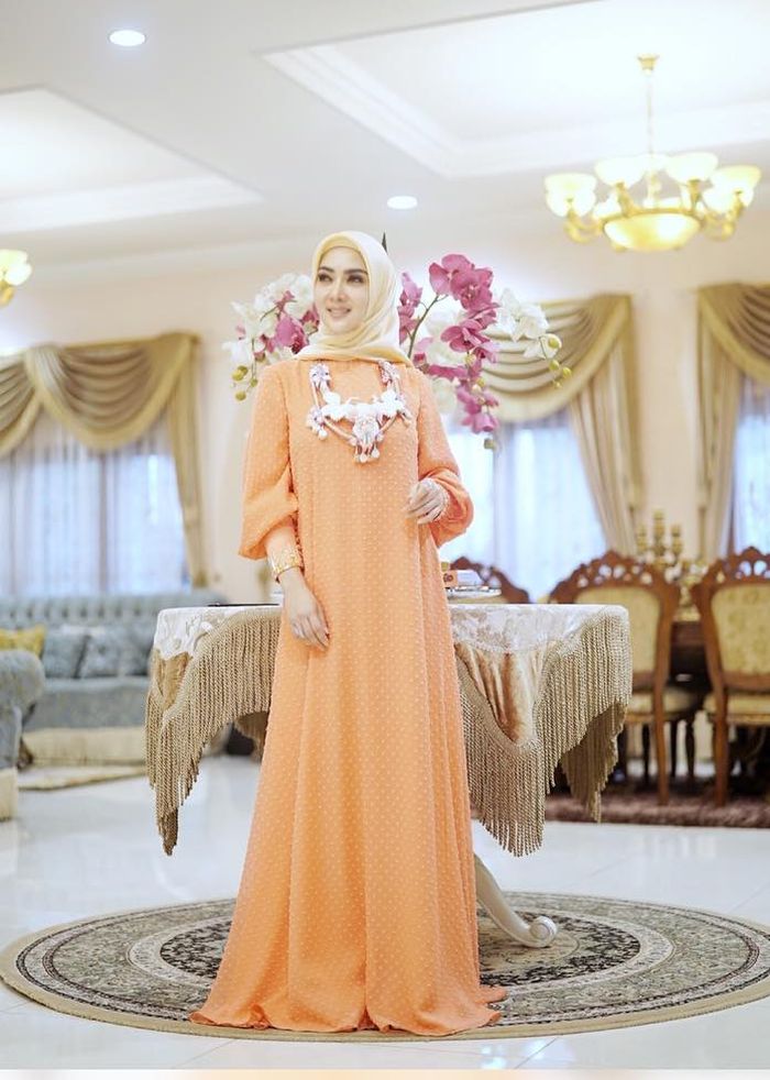 Gamis Hingga Kaftan Intip Adu Fashion Hijab Stylish Untuk Bukber Ala Syahrini Vs Luna Maya