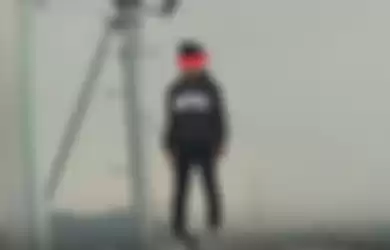 video viral seorang pemuda terjun dari puncak gedung Transmart