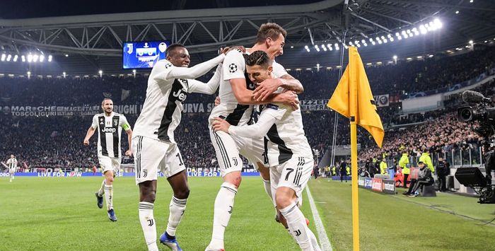 Megabintang Juventus, Cristiano Ronaldo (kanan), melakukan selebrasi bersama rekan-rekannya.