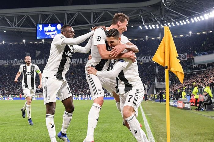 Megabintang Juventus, Cristiano Ronaldo (kanan), melakukan selebrasi bersama rekan-rekannya.