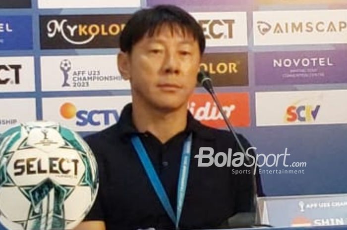 Pelatih timnas U-23 Indonesia, Shin Tae-yong, sedang memberikan keterangan kepada awak media setelah laga final Piala AFF U-23 2023 melawan timnas U-23 Vietnam di Rayong Province Stadium, Thailand, Sabtu (26/8/2023).