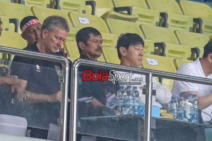 Pelatih timnas Indonesia, Shin Tae-yong dan Frank Wormuth serta Indra Sjafri tampak sedang menonton laga uji coba timnas U-17 Indonesia versus timnas U-17 Korea Selatan di Stadion Patriot Candrabhaga, Bekasi, Jawa Barat, Rabu (30/8/2023) malam.