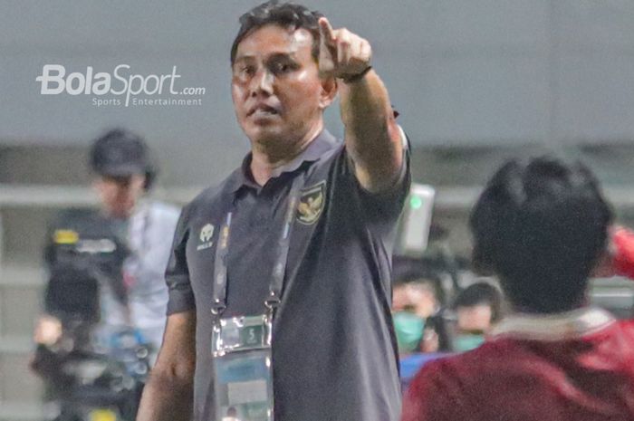 Pelatih timnas U-17 Indonesia, Bima Sakti, sedang memberikan intruksi kepada para pemainnya ketika bertanding dalam laga Kualifikasi Piala Asia U-17 2023 di Stadion Pakansari, Bogor, Jawa Barat, 5 Oktober 2022.