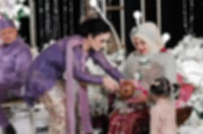 Konon katanya, tradisi tingkeban alias mitoni sudah dilakukan sejak zaman Prabu Jayabaya penguasa Kediri.