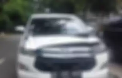 Mobil Toyota Innova yang rusak tertimpa pohon angsana tumbang di Jalan Purworejo, Menteng, Jakarta Pusat, Kamis (4/2/2021).