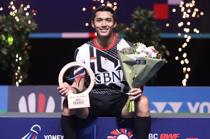 Pebulu tangkis tunggal putra Indonesia, Jonatan Christie,  di podium French Open 2023 di Glaz Arena, Rennes, Prancis, Minggu (29/10/2023).