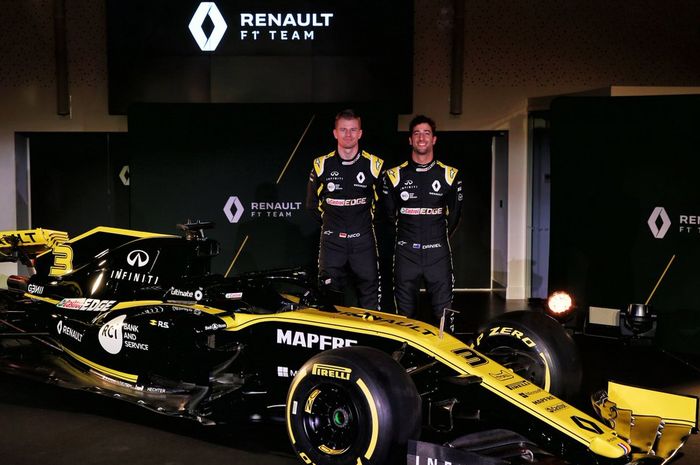 Nico Hulkenberg dan Daniel Ricciardo berpose di samping mobil Renault yang akan mereka gunakan pada F1 2019.