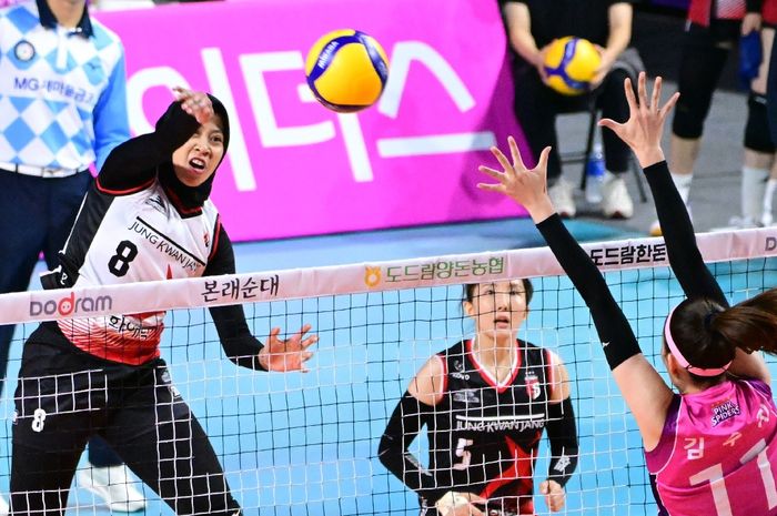 Pebola voli putri Indonesia, Megawati Hangestri Pertiwi saat melepaskan spike ketika Daejeon JungKwanJang Red Sparks menghadapi Incheon Heungkuk Life Pink Spiders pada liga voli Korea 2023-2024, Kamis, 26 Oktober 2023