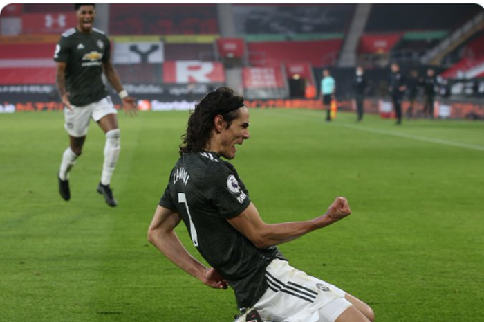 Striker Manchester United, Edinson Cavani, merayakan gol yang dicetak ke gawang Southampton dalam laga Liga Inggris di Stadion St. Mary's, Minggu (29/11/2020).