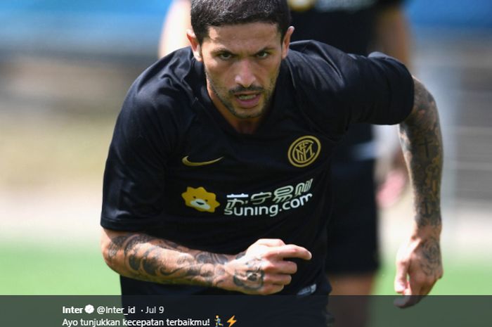 Gelandang baru Inter Milan, Stefano Sensi, saat mengikuti latihan pramusim tim di Lugano, Swiss, 10 Juli 2019.