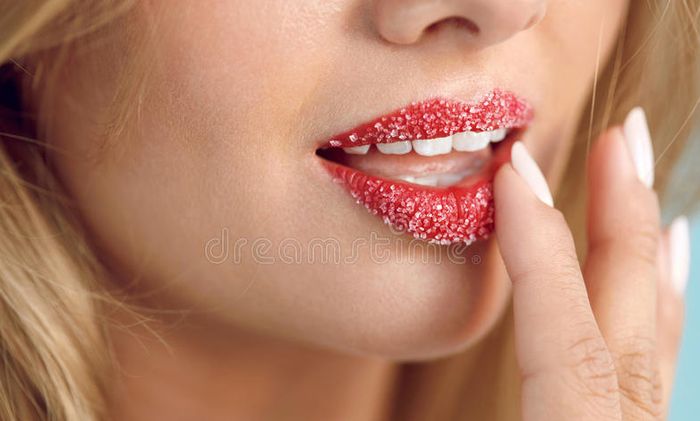 Cara Mengatasi Warna Bibir Gelap dengan Lip Scrub Kurang dari Rp 30 Ribu, Coba Nanti Malam Deh!
