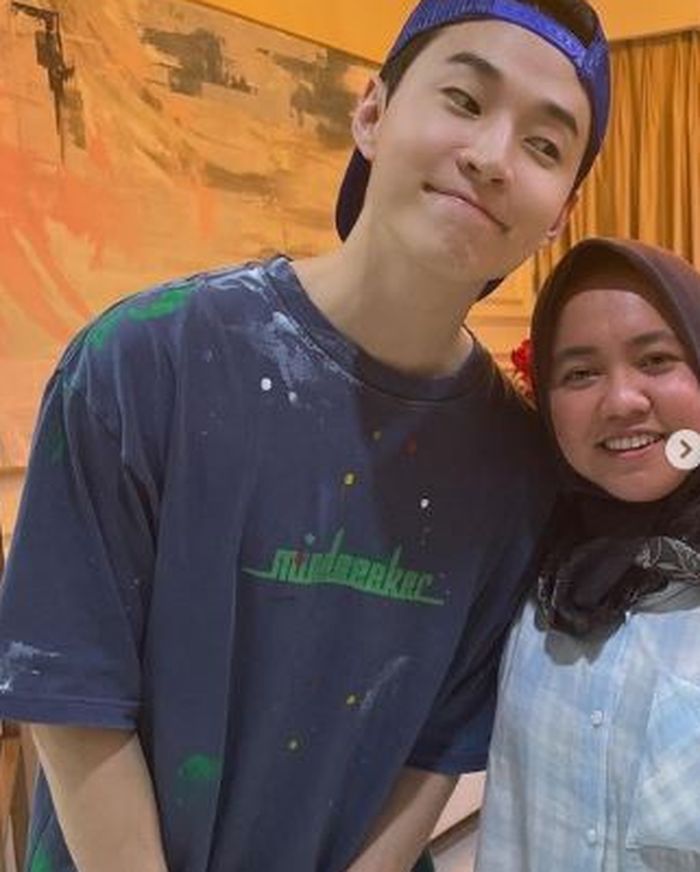 Mbak Lala pamer foto dengan Henry Lau