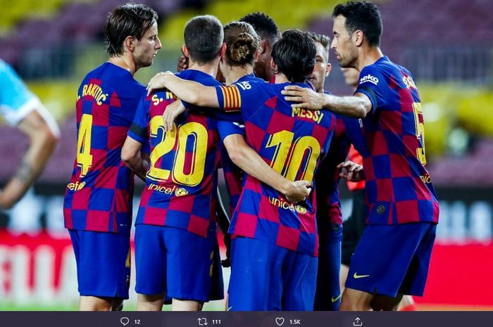 Para pemain Barcelona mengerubungi  Lionel Messi usai sukses mengubah kedudukan menjadi 2-0 atas Leganes pada laga jornada ke-29 Liga Spanyol, Selasa (16/6/2020).