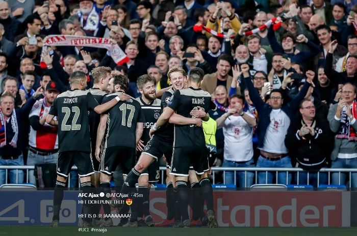 Dusan Tadic bersama pemain Ajax Amsterdam merayakan kemenangan atas Real Madrid dalam babak 16 besar Liga Champions di Estadio Santiago Bernbeu, Selasa (5/3/2019)