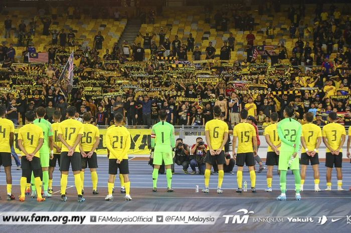 Pemain timnas Malaysia memberikan penghormatan ke suporternya seusai mengalahkan timnas Sri Lanka pada laga persahabatan di Stadion Nasional Bukit Jalil, Kuala Lumpur, 5 Oktober 2019.