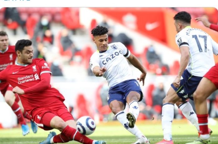 Momen striker ASton Villa, Ollie Watkins (tengah) melepaskan tembakan yang berujung gol ke gawang Liverpool dalam laga pekan ke-31 Liga Inggris 2020-2021.