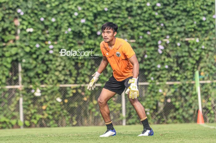 Kiper timnas Indonesia, Ernando Ari Sutaryadi, sedang mengikuti  sesi latihan di Lapangan G (Panahan), Senayan, Jakarta, 2 Oktober 2021.