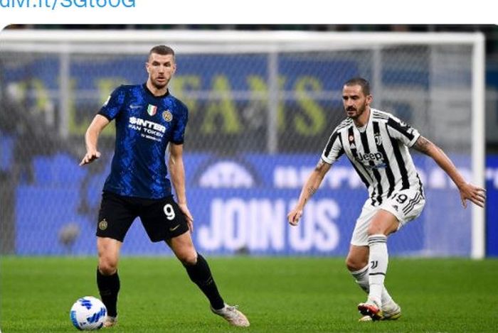 Edin Dzeko (kiri) dan Leonardo Bonucci dalam duel Inter Milan vs Juventus di Liga Italia 2021-2022.