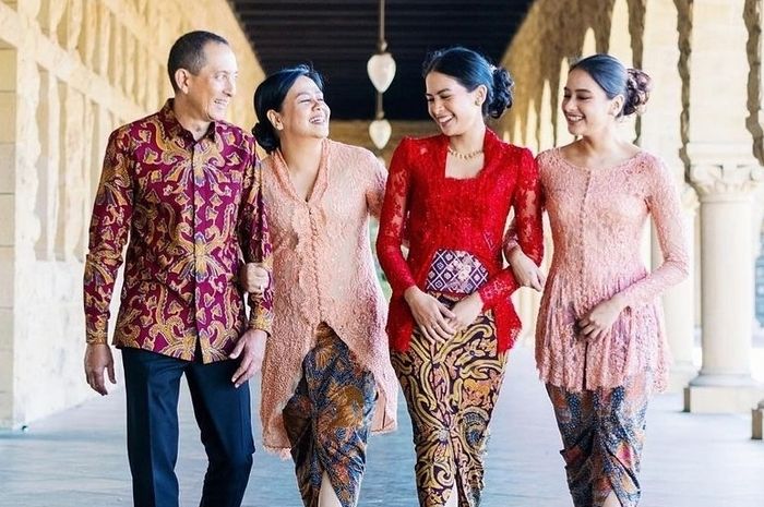 Pakai Kebaya di Acara Kelulusannya di Stanford University, Busana yang