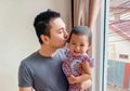 Baru Pertama Kunjungi Dokter Gigi, Anak Pertama Raditya Dika Nangis dan Tak Mau Lepas dari Pelukan Sang Mama, Ternyata Begini Tips Mudah Agar Si Kecil Tak Takut ke Dokter Gigi