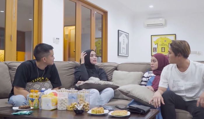 Potret Rezky Aditya dan Citra Kirana saat mengunjungi kediaman Lesty Kejora dan Rizky Billar