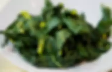 Makan daun pepaya rebus
