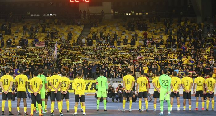 Pemain timnas Malaysia memberikan penghormatan ke suporternya seusai mengalahkan timnas Sri Lanka pada laga persahabatan di Stadion Nasional Bukit Jalil, Kuala Lumpur, 5 Oktober 2019.