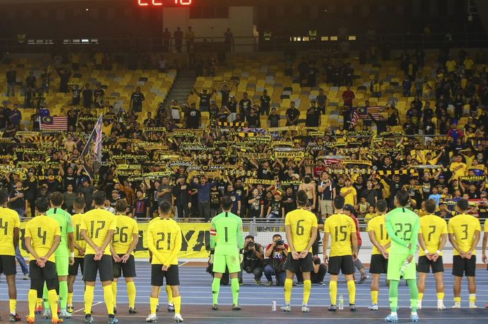 Pemain timnas Malaysia memberikan penghormatan ke suporternya seusai mengalahkan timnas Sri Lanka pada laga persahabatan di Stadion Nasional Bukit Jalil, Kuala Lumpur, 5 Oktober 2019.