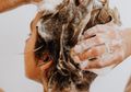 Cuma Karena Sampo Habis dan Iseng Keramas Pakai Air Santan, Perempuan Ini Kaget Keesokan Harinya Uban di Rambutnya Luntur Total