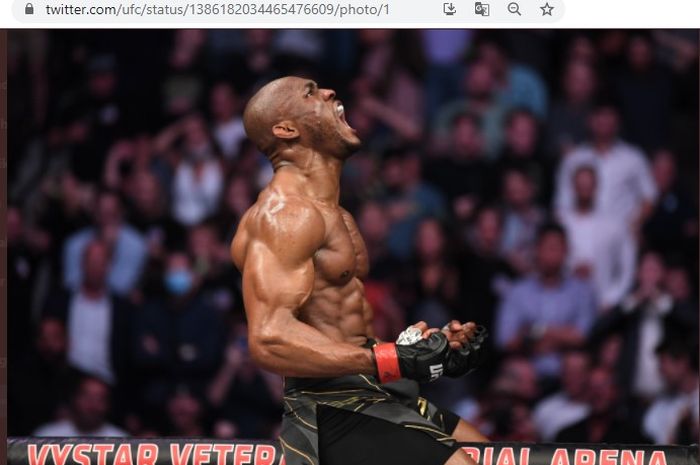 Juara kelas welter UFC, Kamaru Usman, saat merayakan kemenangan atas Jorge Masvidal pada UFC 261, Minggu (25/4/2021).