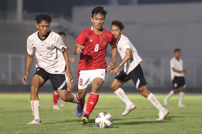 Suasana pertandingan uji coba antara timnas U-19 Indonesia melawan Persija di Stadion Madya, Jumat (24/6/2022).  Sebagai persiapan di ajang Piala AFF U-19 2022.