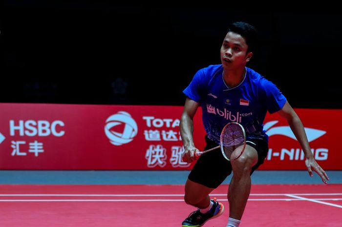 Anthony Sinisuka Ginting saat menghadapi Chen Long (China) pada laga kedua penyisihan grup B BWF World Tour Finals 2019 di Tianhe Gymnasium, Guangzhou, China, Kamis (12/12/2019).