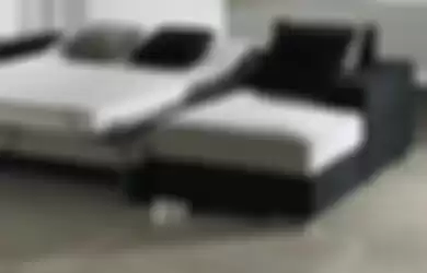 Sofa bed yang dapat dibuka tutup.