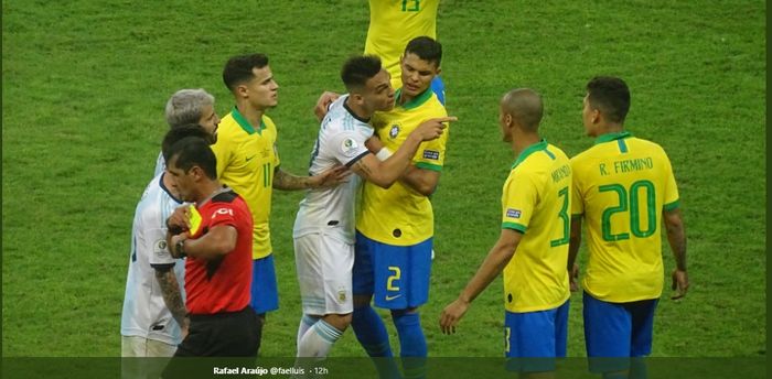 Perseteruan antara Roberto Firmino dan Lautaro Martinez pada laga semifinal Copa America 2019, di Stadion Governador Magalhaes Pinto, Rabu (3/7/2019) pagi WIB.