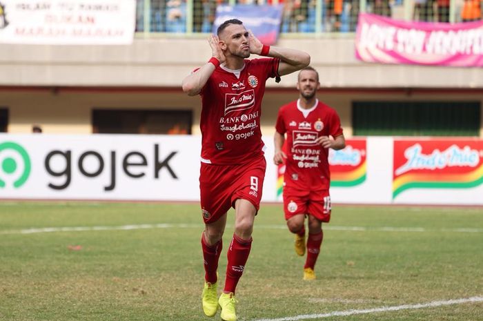 Penyerang Persija Jakarta, Marko SImic saat merayakan golnya ke gawang PSIS Semarang, di Stadion Patriot Chandrabhaga, Kota Bekasi, Minggu (15/9/2019).