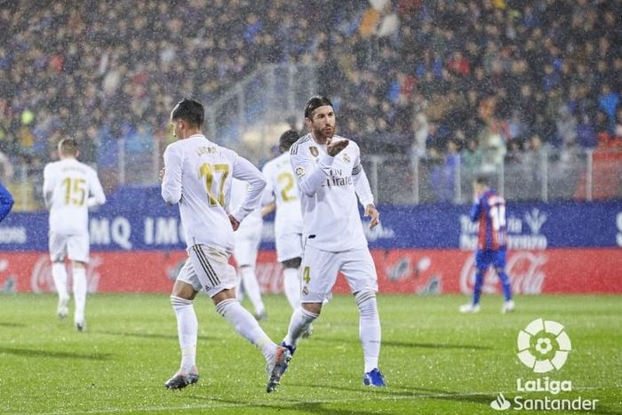 Selebrasi Sergio Ramos usai mencetak gol ke gawang Eibar di Ipurua Municipal Stadium, pada laga pekan ke-13 Liga Spanyol, Sabtu (9/11/2019). 
